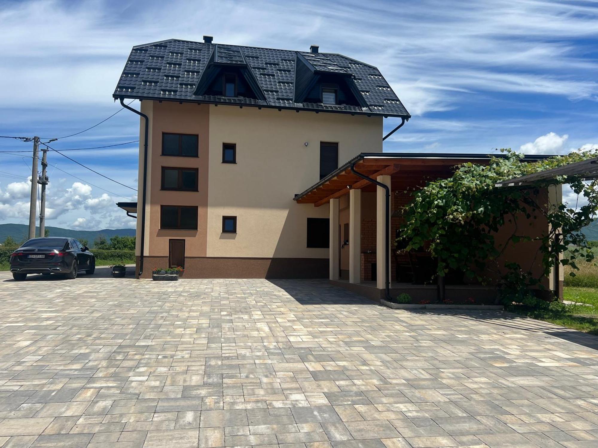 Zen Den Apartments Otočac Екстериор снимка